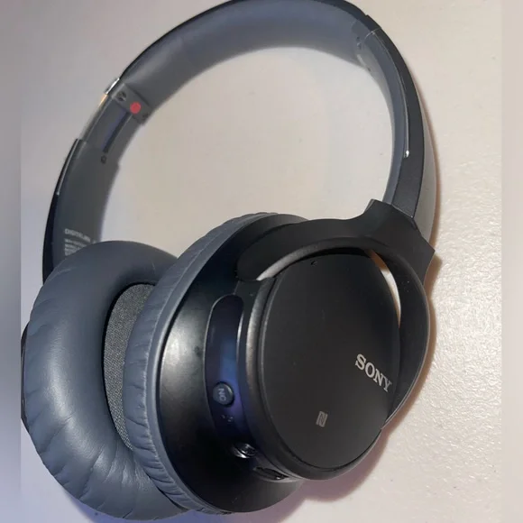 Like New Sony black WHCH700N Noise Cancelling Headphones